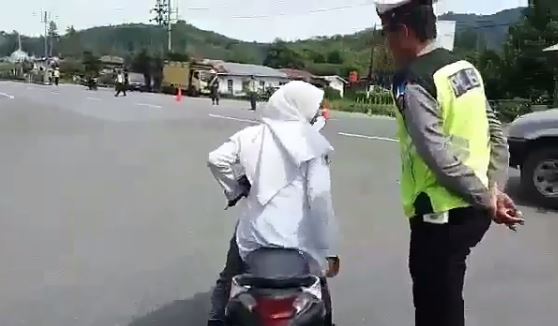 VIRAL! Edan... Ngamuk saat Ditilang, Siswi SMA Tendang Helm hingga Banting HP Polisi