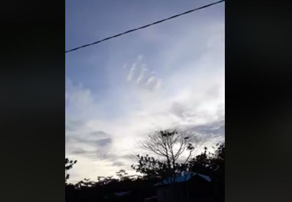 VIRAL! Subhanallah... Awan Menyerupai Lafaz 'Allah' Muncul di Langit Kaimana Papua