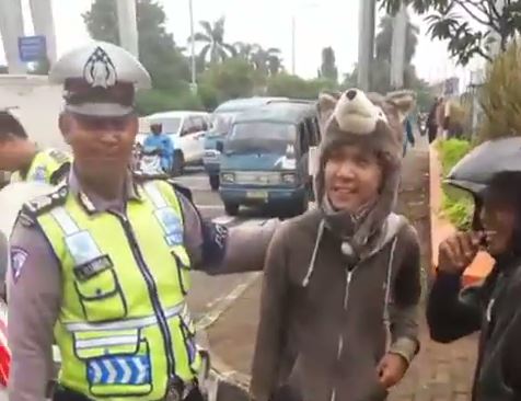 VIRAL! Kocak... Pakai 'Helm' Kepala Beruang, Kids Zaman Now Kena Tilang Polisi