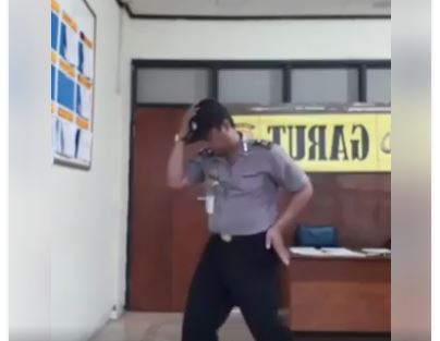 VIRAL! Polisi Zaman Now Joget ala Michael Jackson, Netizen: Mantap Goyangannya Pak!