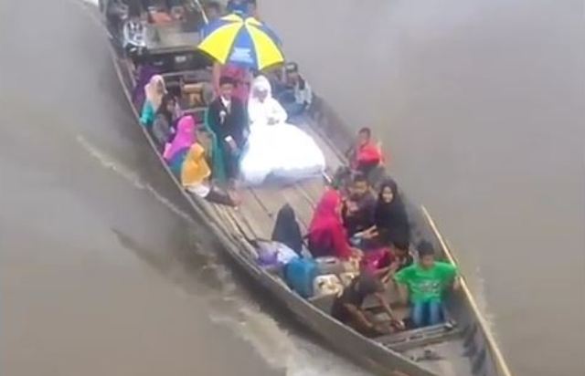 Viral! Sepasang Pengantin Bersanding di Atas Perahu Klotok Menyusuri Sungai Kalimantan