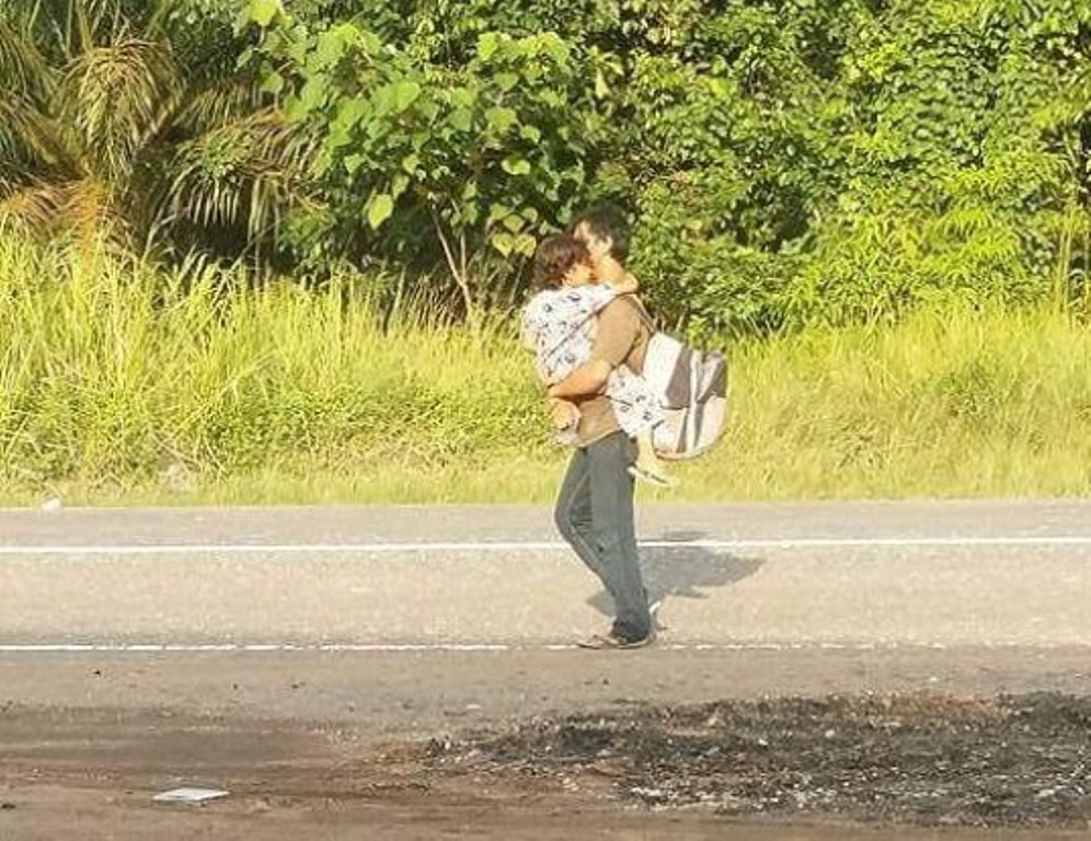 Penuhi Nazar Karena Anaknya Sembuh, Pria Ini Jalan Kaki dari Palembang Menuju Jambi