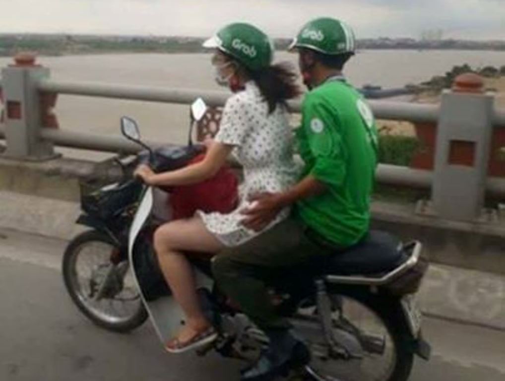 Foto Penumpang Wanita Gantikan Posisi Driver Ojek Online Ini Bikin Heboh, Posisi Duduk Sang Driver Dianggap Aneh