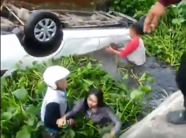 Viral, Aksi Heroik Warga Evakuasi Gadis-Gadis Penumpang Mobil Nyemplung ke Rawa