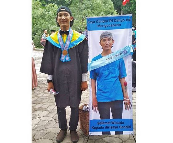 Foto Wisuda Bareng Diri Sendiri, Mahasiswa UNS Ini Mendadak Viral