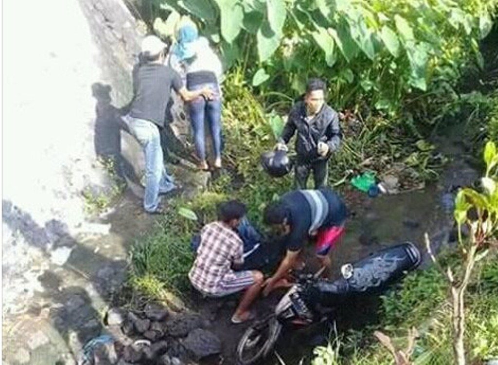 Beredar Foto Sejumlah Warga yang Diduga Menolong Korban Kecelakaan Motor di Jurang, Posisi Tangan Lelaki Ini Justru Bikin Netizen Debat