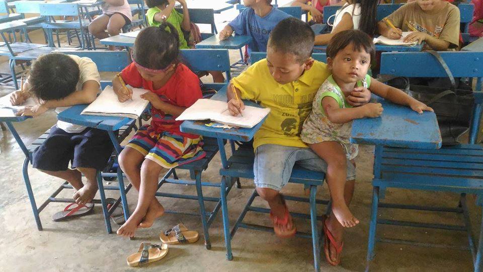 Terharu! Anak Asal Filipina Belajar Sekolah Sambil Memangku Adiknya Jadi Viral