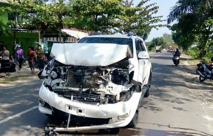 Aksi Nekat Emak-Emak Tabrak Mobil Suami yang Tengah Bersama Pelakor Jadi Viral