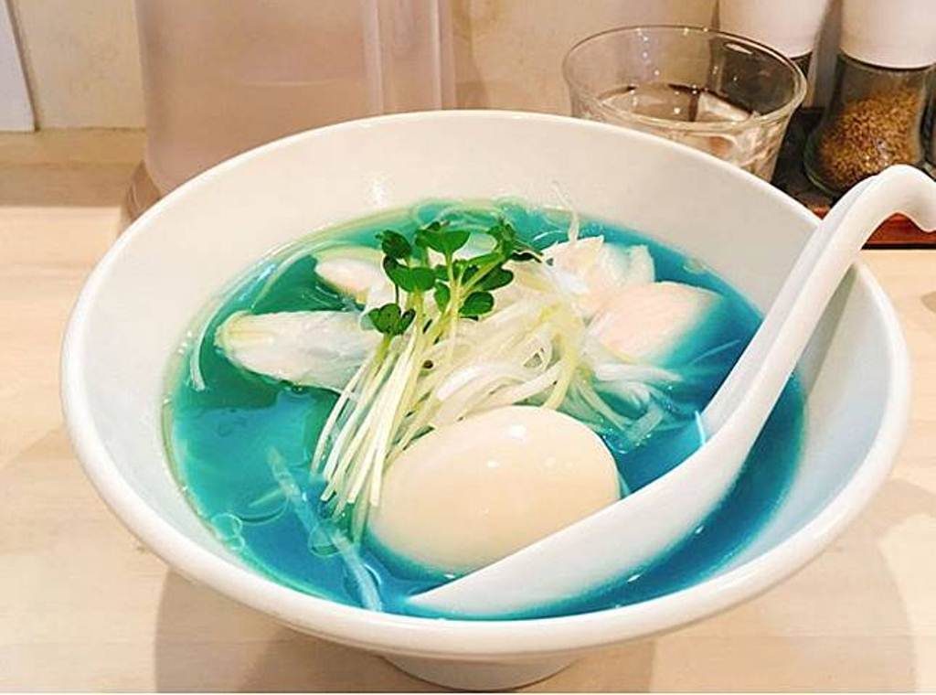 Sediakan Menu Ramen Berkuah Biru, Kedai Ini Mendadak Viral di Media Sosial