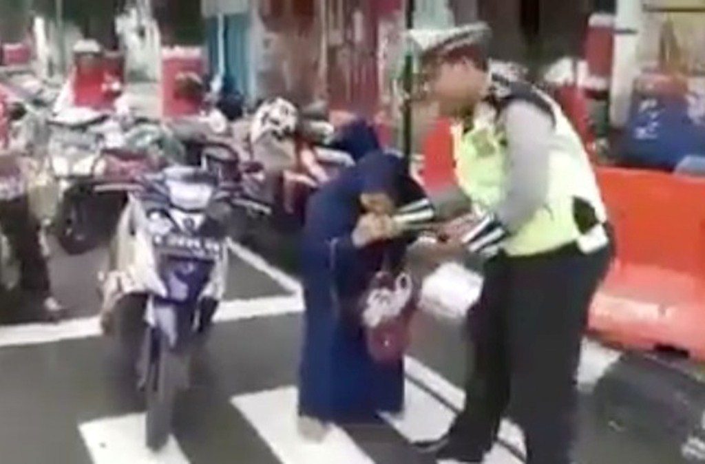 Gigit Tangan Polisi Karena Tak Mau Ditilang, Emak-Emak Ini Dijadikan Tersangka