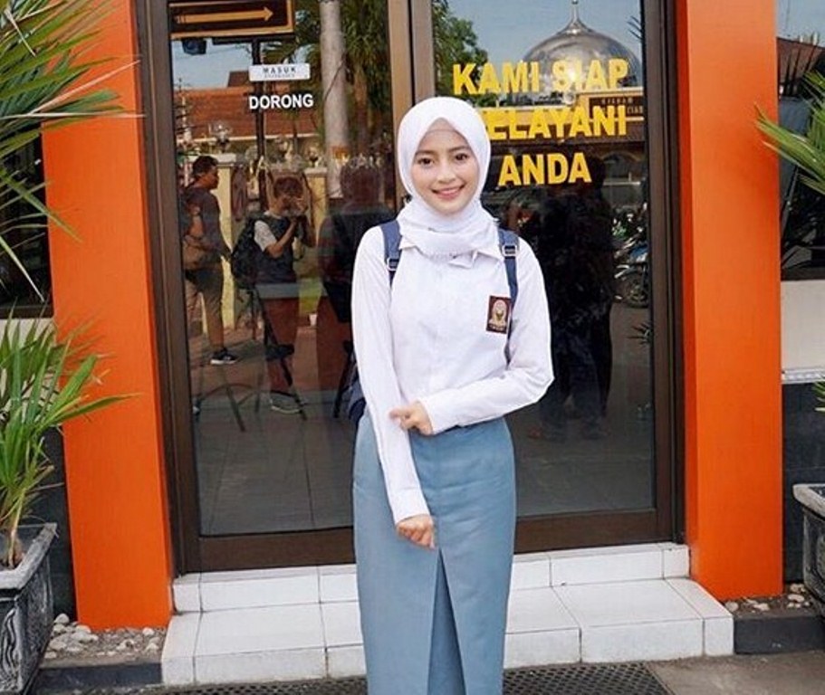 Pakai Seragam SMA Ucapkan Semangat UNBK, Sosok Gadis Cantik ini Sebenarnya Bikin Kaget