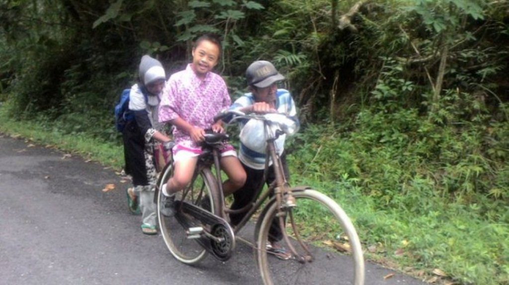 Kasih Sayang Sepanjang Masa, Kisah Perjuangan Orangtua Ngontel Belasan KM Antar Jemput Anak Sekolah ini Viral