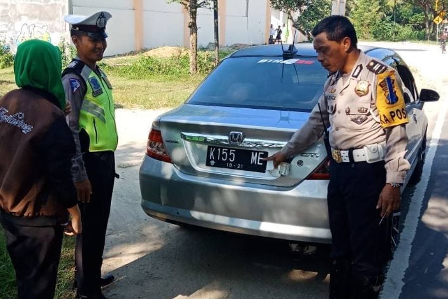 Bukannya Dicium, Kendaraan ini Malah Ditilang Polisi Gara-Gara Plat Nomor