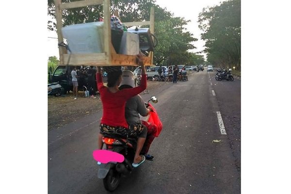 Viral! Meski Puasa Emak-Emak Berbaju Merah Tetap Kuat Menjunjung Meja