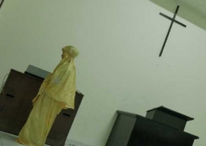 Foto Wanita Shalat di Gereja Pasar Baru Viral, Ini Kata Mahfud MD