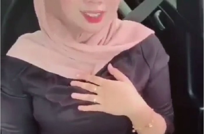 Video Singkat Perempuan Berhijab Ini Viral, Netizen: Jadi Janda Jangan Suka Pamer Dada!