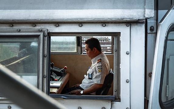 Foto Masinis Salat dari Balik Kemudi Kereta Api Viral di Medsos