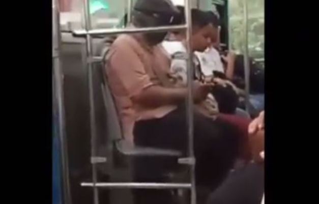 Video Siswa SD Salat dalam Bus Sepulang Sekolah Viral di Medsos