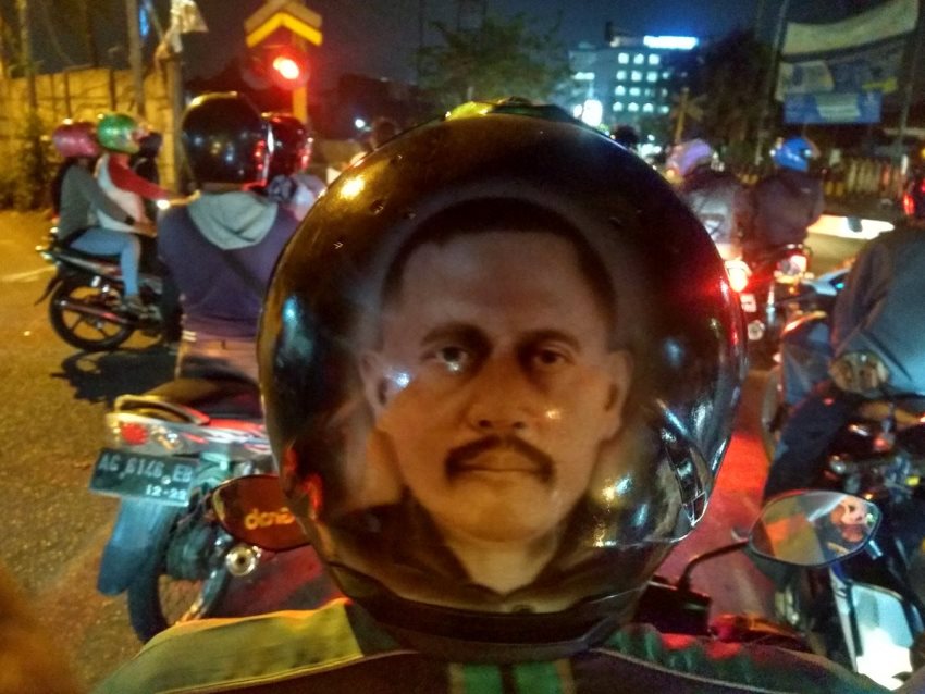 Helm yang Dipakai Driver Ojol ini Buat Penumpangnya Salah Tingkah, Kalau Kena Geli-Geli Gimana Gitu!