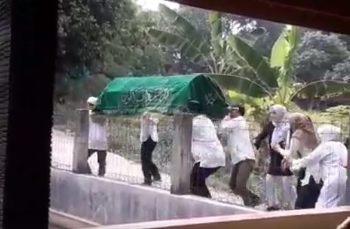 Video Keranda Jenazah Tercebur Kolam Viral di Medsos