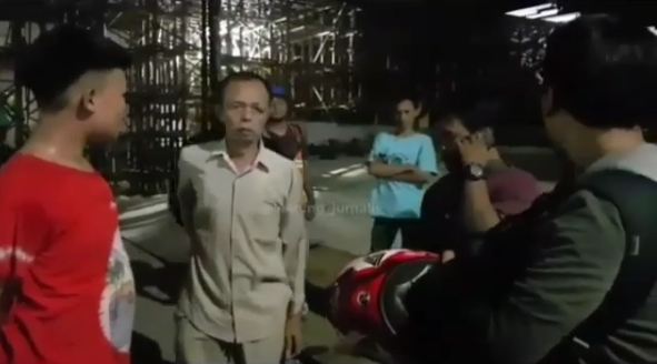 Viral Pemotor Pukul Pengemudi Mobil Akibat Senggolan, Aksinya Sungguh Arogan!