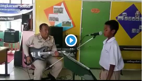 Viral Video Guru dan Murid Nyanyi Lagu Metal di Depan Kelas, Netizen : Tamat Sekolah Auto Gondrong Ini Anak