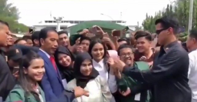 Viral, Paspampres Betulkan Pose 2 Jari Mahasiswa saat Berfoto dengan Jokowi