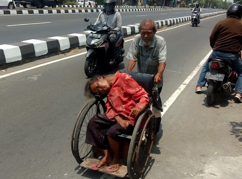 Jalan Jauh Dorong Kursi Roda, Kisah Kakek 71 Tahun Antar Istri Terapi Ginjal ini Viral