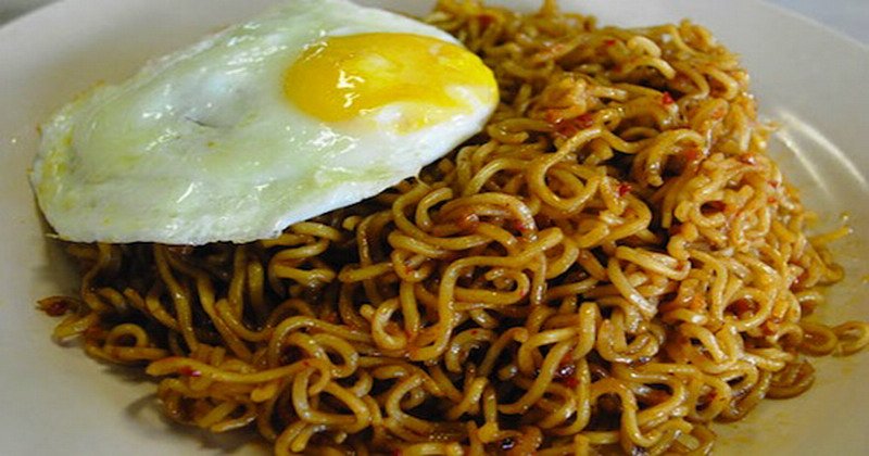 Kriuk! Jajal Bikin Mi Goreng yang Lagi Viral