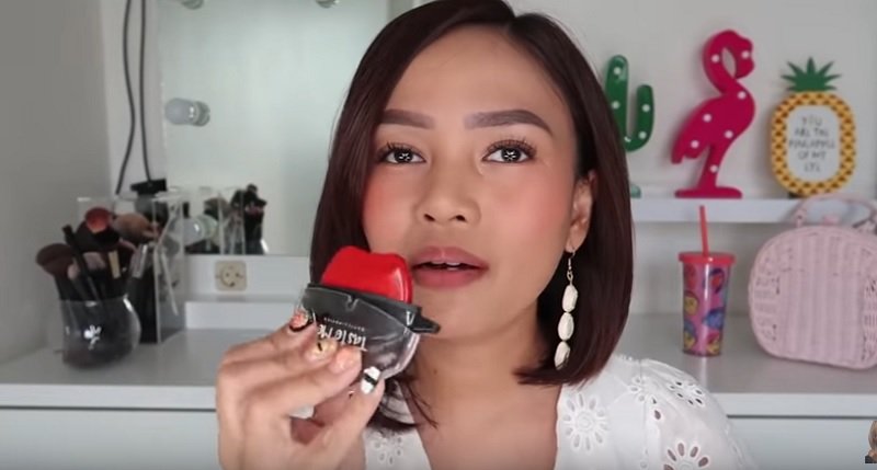 Viral, Bukannya Dioles Lipstik Ini Cara Pakainya Diemut!