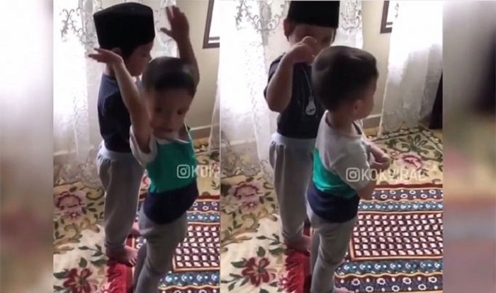 Belajar Salat Abang Sentil Adik Bikin Gemas, Videonya Viral