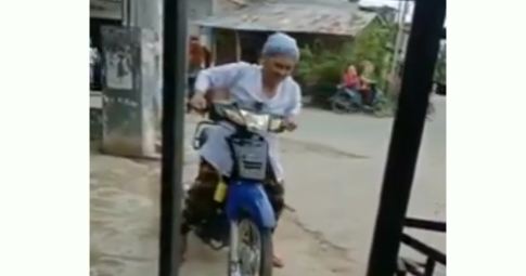 Viral Nenek Kendarai Sepeda Motor, Hidupkan Mesin Pakai Engkol