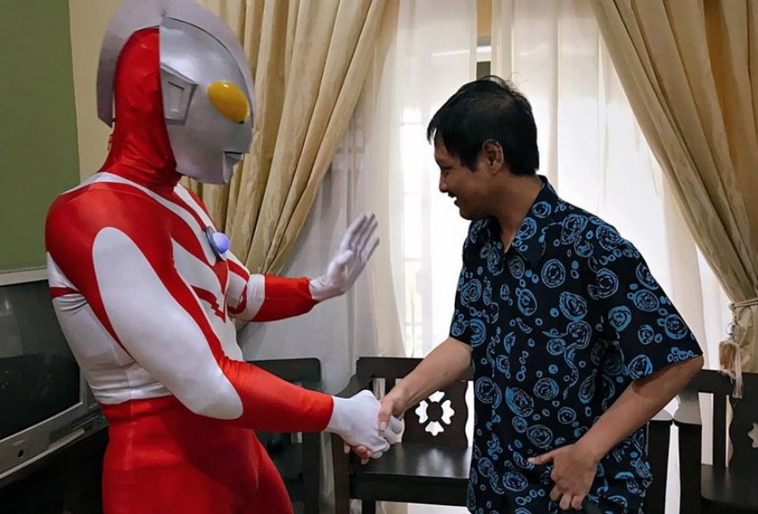 Demi Saudaranya, Pria ini Rela Nyamar Jadi Ultraman, Kisahnya Mengharukan