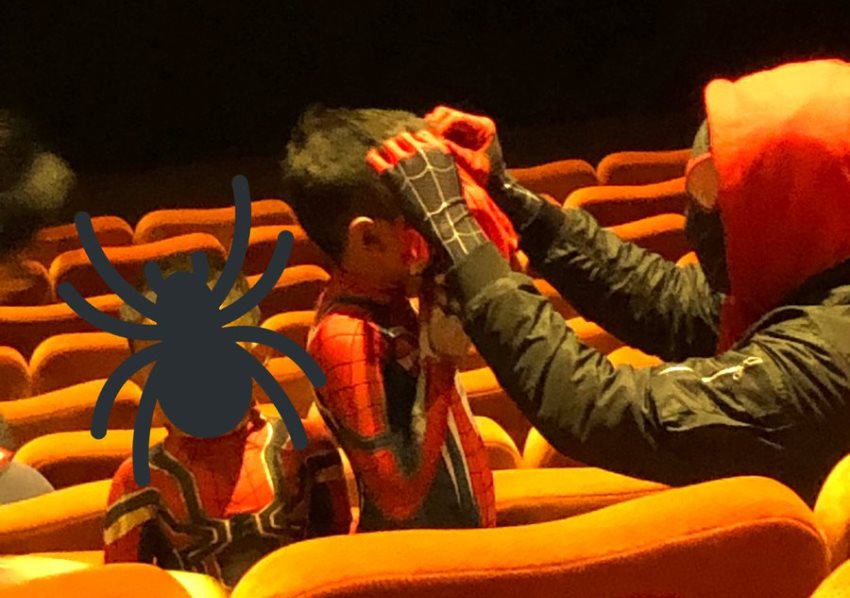 Terniat! Bawa Dua Anaknya Nonton Spiderman di Bioskop, Pria ini Pakai Kostum Lengkap