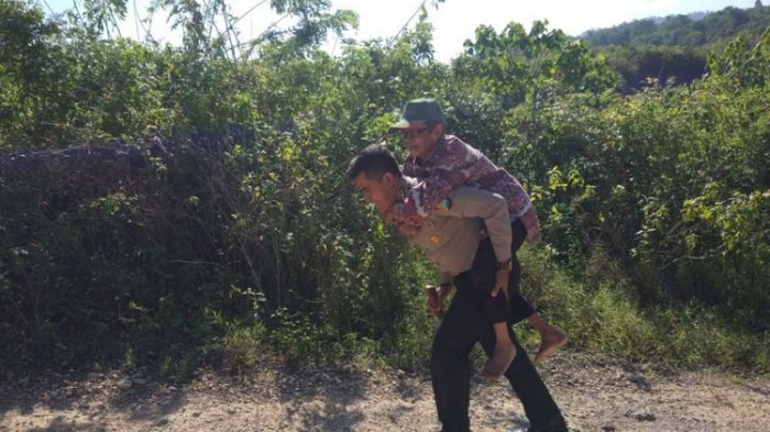 Viral Polisi Gendong Siswi SD, Berikut 4 Aksi Heroik Polisi yang Mengharukan!