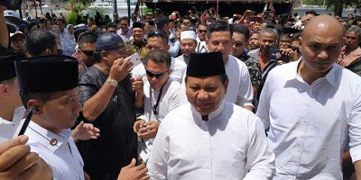 Bikin Merinding! Prabowo Shalat Jumat di Ambon, Warga Ramai Datang Seperti Shalat Idul Fitri!