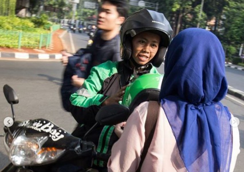 Jadi Orangtua Tunggal dengan Dua Anak yang Masih PAUD, Kisah Perjuangan Ibu Driver Ojol ini Viral