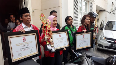 PSI Merasa Suci? Prabowo-Sandiaga Dikirimi Piala Kebohongan Award Lewat Ojek Online!