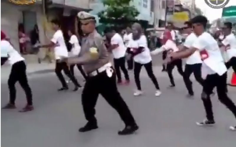 Viral Polisi Joget Bantu Cari Dana untuk Korban Tsunami, Luwes Banget!