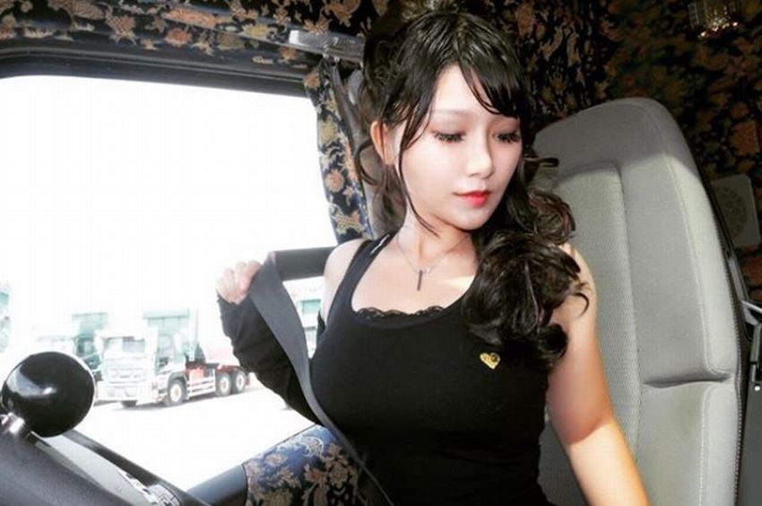 Berparas Menawan, Sopir Truk Cantik ini Buat Cowok Antre Ingin Jadi Kernetnya