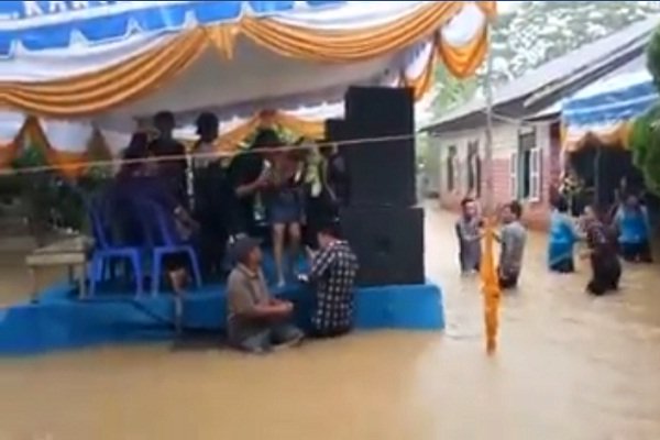 Viral Video Warga Tetap Dangdutan di Tengah Genangan Banjir