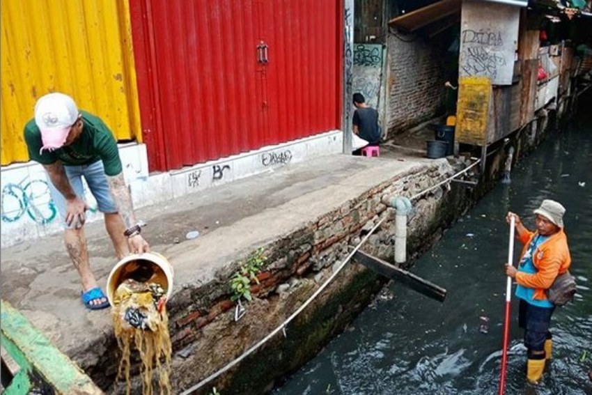 Buang Sampah ke Kali saat Anggota UPK sedang Bertugas, Aksi Pria ini Bikin Geram