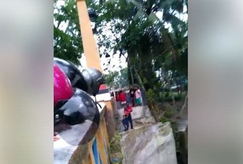 Viral, Pria Hendak Loncat dari Jembatan Sambil Bawa Bayi