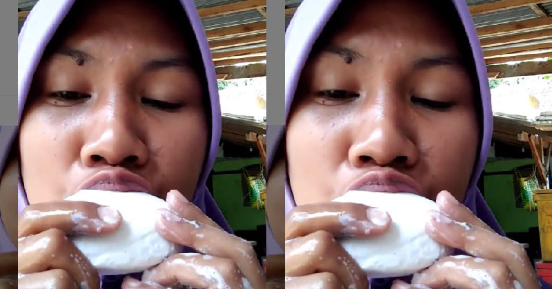 Viral Cewek Berhijab Makan Sabun Mandi, Bahayakah?