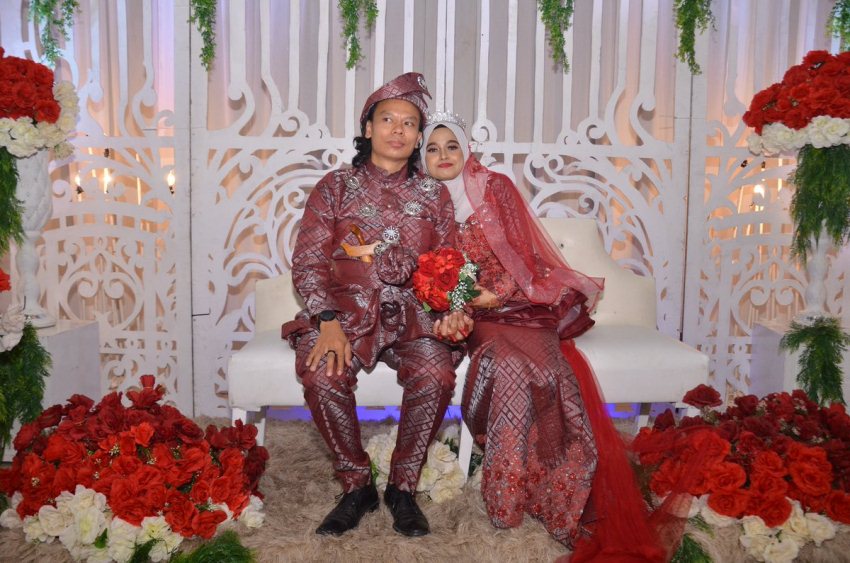 Viral Foto Kocak Pengantin Pria yang Gak Pernah Fokus Lihat Kamera