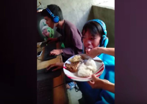 Video Ibu Suapi Anak yang Diduga Kecanduan Game Jadi Viral, Ini Kisah Sebenarnya