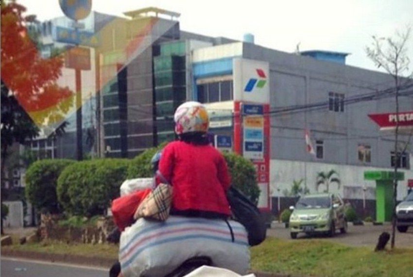 Duduk di Atas Karung saat Dibonceng Motor, Aksi Emak-Emak ini Bikin Ngeri