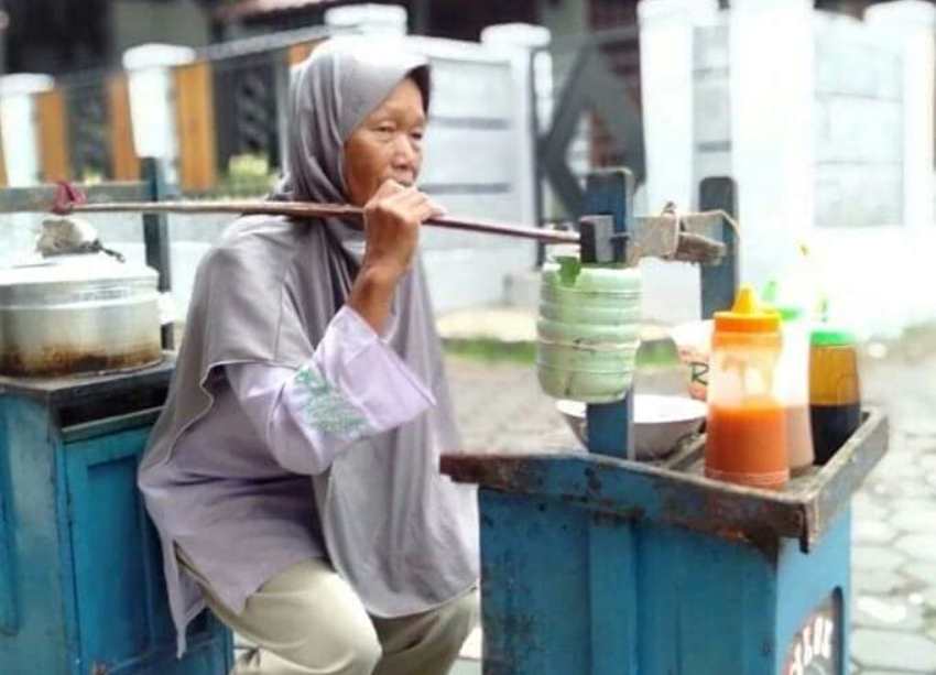 Suami Terserang Stroke, Ibu 50 Tahun ini Jualan Cilok Keliling Demi Hidupi Keluarga