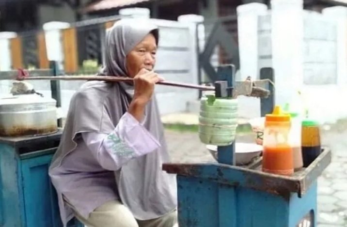 Viral Perempuan Paruh Baya, Gaji Polisi Naik dan Pujian Mertens untuk Arsenal