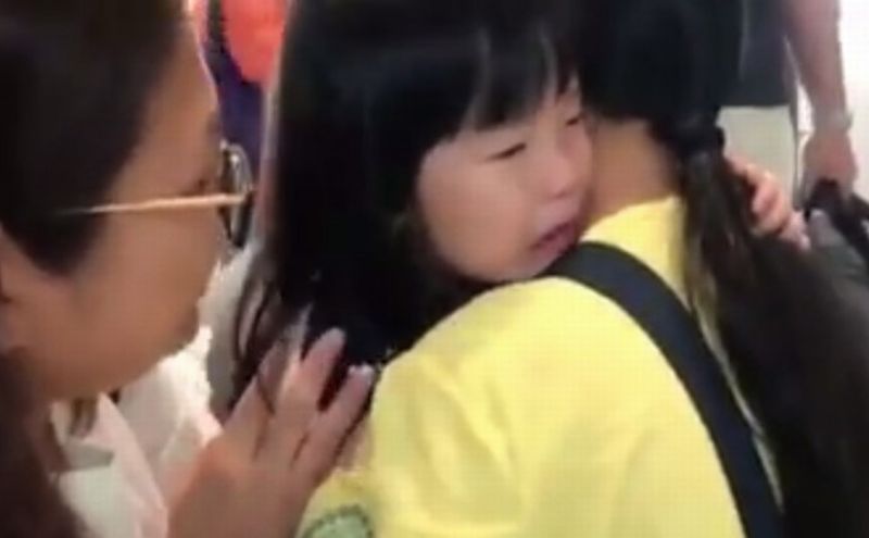 Viral Momen Gadis Kecil Ditinggal ART Pulang Kampung ke Indonesia Bikin Netizen Mewek